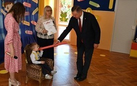 Galeria aktualności Pasowanie na przedszkolaka w Przedszkolu Przyjaci&oacute;ł Kubusia Puchatka 26