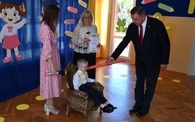 Galeria aktualności Pasowanie na przedszkolaka w Przedszkolu Przyjaci&oacute;ł Kubusia Puchatka 28