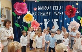 Galeria aktualności Wzruszające chwile z okazji Dnia Mamy i Taty w Przedszkolu nr 1 1