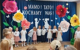 Galeria aktualności Wzruszające chwile z okazji Dnia Mamy i Taty w Przedszkolu nr 1 2