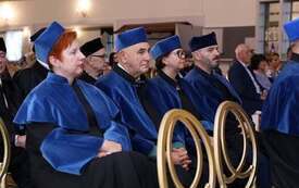 Galeria aktualności Płońscy studenci odebrali dyplomy 7