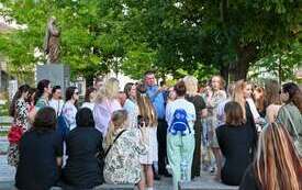 Galeria aktualności Płońsk przestrzenią dialogu i wsparcia. Burmistrz spotkał się z młodymi psychologami z Ukrainy.  24