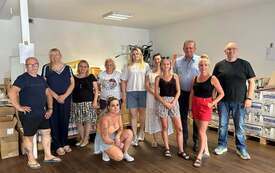 Galeria aktualności Kolejna akcja wydawania paczek żywnościowych dla mieszkańc&oacute;w Płońska 1