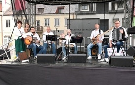 Galeria aktualności Koncert zespołu FAKIRY na płońskim Rynku&nbsp; 45