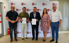 Galeria aktualności Szkoły bez barier w Płońsku. Burmistrz podpisał umowy na modernizację &bdquo;Jedynki&rdquo;, &bdquo;Dw&oacute;jki&rdquo; i &bdquo;Tr&oacute;jki&rdquo; 1