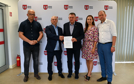 Galeria aktualności Szkoły bez barier w Płońsku. Burmistrz podpisał umowy na modernizację &bdquo;Jedynki&rdquo;, &bdquo;Dw&oacute;jki&rdquo; i &bdquo;Tr&oacute;jki&rdquo; 4