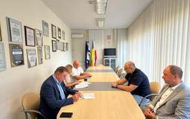 Galeria aktualności Umowa na plac sportowy przy SP3 podpisana 3