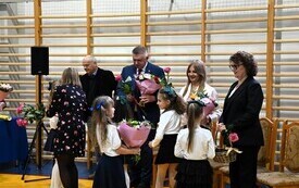 Galeria aktualności Pasowanie na ucznia w Szkole Podstawowej nr 1 im. Bolesława Chrobrego w Płońsku  1