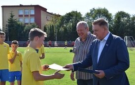 Pamiątkowe dyplomy dla Zawodnik&oacute;w z Płońskiej Akademii Futbolu