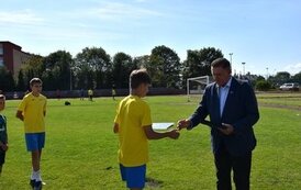 Pamiątkowe dyplomy dla Zawodnik&oacute;w z Płońskiej Akademii Futbolu