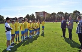 Pamiątkowe dyplomy dla Zawodnik&oacute;w z Płońskiej Akademii Futbolu