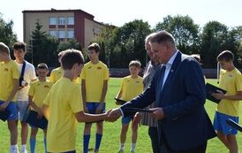 Pamiątkowe dyplomy dla Zawodnik&oacute;w z Płońskiej Akademii Futbolu