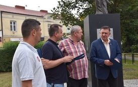 Zawodnicy z Płońskiej Akademii Futbolu wraz z trenerem z okolicznościowymi dyplomami od Andrzeja Pietrasika - Burmistrza Płońska
