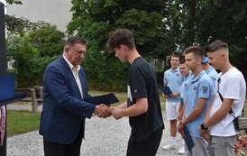 Zawodnicy z Płońskiej Akademii Futbolu wraz z trenerem z okolicznościowymi dyplomami od Andrzeja Pietrasika - Burmistrza Płońska