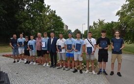 Zawodnicy z Płońskiej Akademii Futbolu wraz z trenerem z okolicznościowymi dyplomami od Andrzeja Pietrasika - Burmistrza Płońska