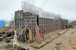 Budowa mostu na rzece Płonce