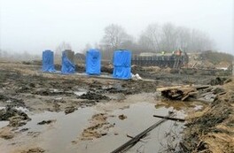 Budowa mostu na rzece Płonce
