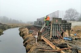 Budowa mostu na rzece Płonce