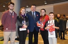 Burmistrz wraz z osobami ze sztabu WOŚP