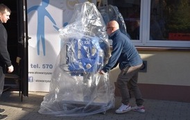 dw&oacute;ch pan&oacute;w transportuje aparat do dializ 
