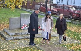 złożenie kwiat&oacute;w w pobliżu Drzewa Pamięci przez przedstawicieli samorządu miejskiego oraz Ambasady Izraela