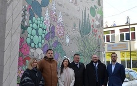 Grupowe zdjęcie na tle muralu Ben Guriona 