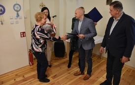 wręczenie dyplomu członkowi Klubu Seniora 
