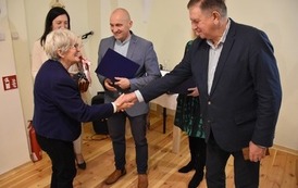 wręczenie dyplomu członkowi Klubu Seniora 