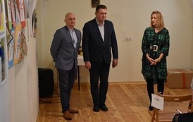 Przem&oacute;wienei trzech os&oacute;b 