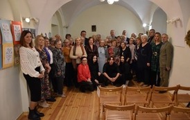 Grupa os&oacute;b pozuje do zdjęcia 