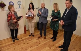Pięć os&oacute;b stoi w pomieszczeniu 