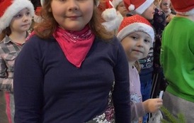 Dzieci ubierające choinkę