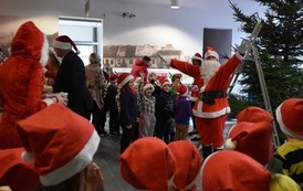Święty Mikołaj wita się z dziećmi