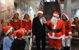 Święty Mikołaj i Burmistrz Płońska wita się z dziećmi