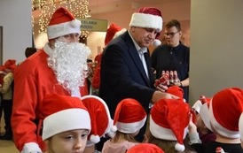 Burmistrz Płońska rozdaje dzieciom czekoladowe mikołaje