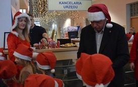 Burmistrz Płońska rozdaje dzieciom czekoladowe mikołaje