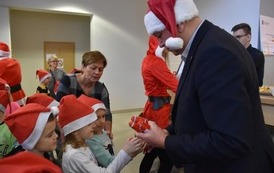 Burmistrz Płońska rozdaje dzieciom czekoladowe mikołaje