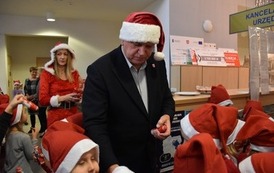 Burmistrz Płońska rozdaje dzieciom czekoladowe mikołaje