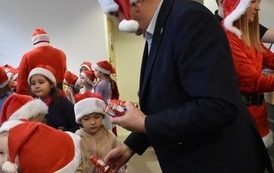 Burmistrz Płońska rozdaje dzieciom czekoladowe mikołaje