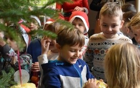 Dzieci ubierające choinkę