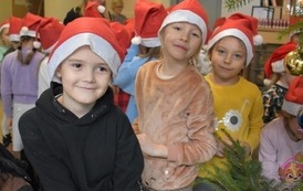 Dzieci ubierające choinkę