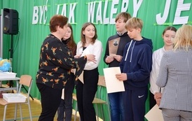 wręczenie nagr&oacute;d 