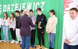 wręczenie nagr&oacute;d 