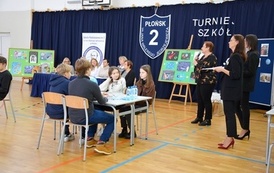 grupa oso&oacute;b podczas konkursu w sali gimnastycznej 