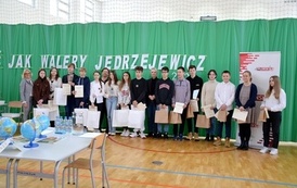 Grupa os&oacute;b pozuje do zdjęcia