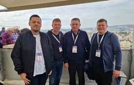 Czterech mężczyzn pozujących do zdjęcia