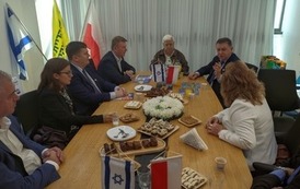 Grupa os&oacute;b siedząca przy stole