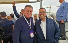 Dw&oacute;ch mężczyzn pozujących do zdjęcia