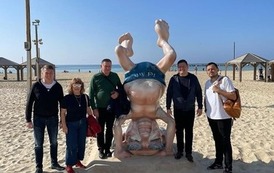 Czterech mężczyzn i kobieta na plaży
