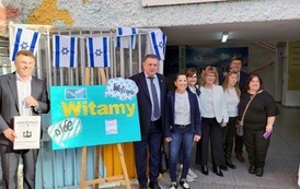 Przywitanie Burmistrza Miasta Płońska przez grupę os&oacute;b